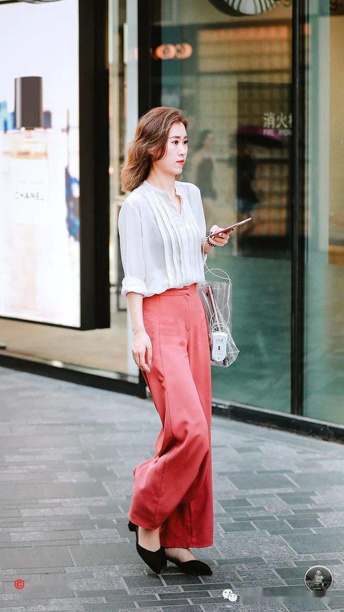 街拍 無(wú)論走到哪里,時(shí)尚新潮的服裝總是能夠引起大家的關(guān)注